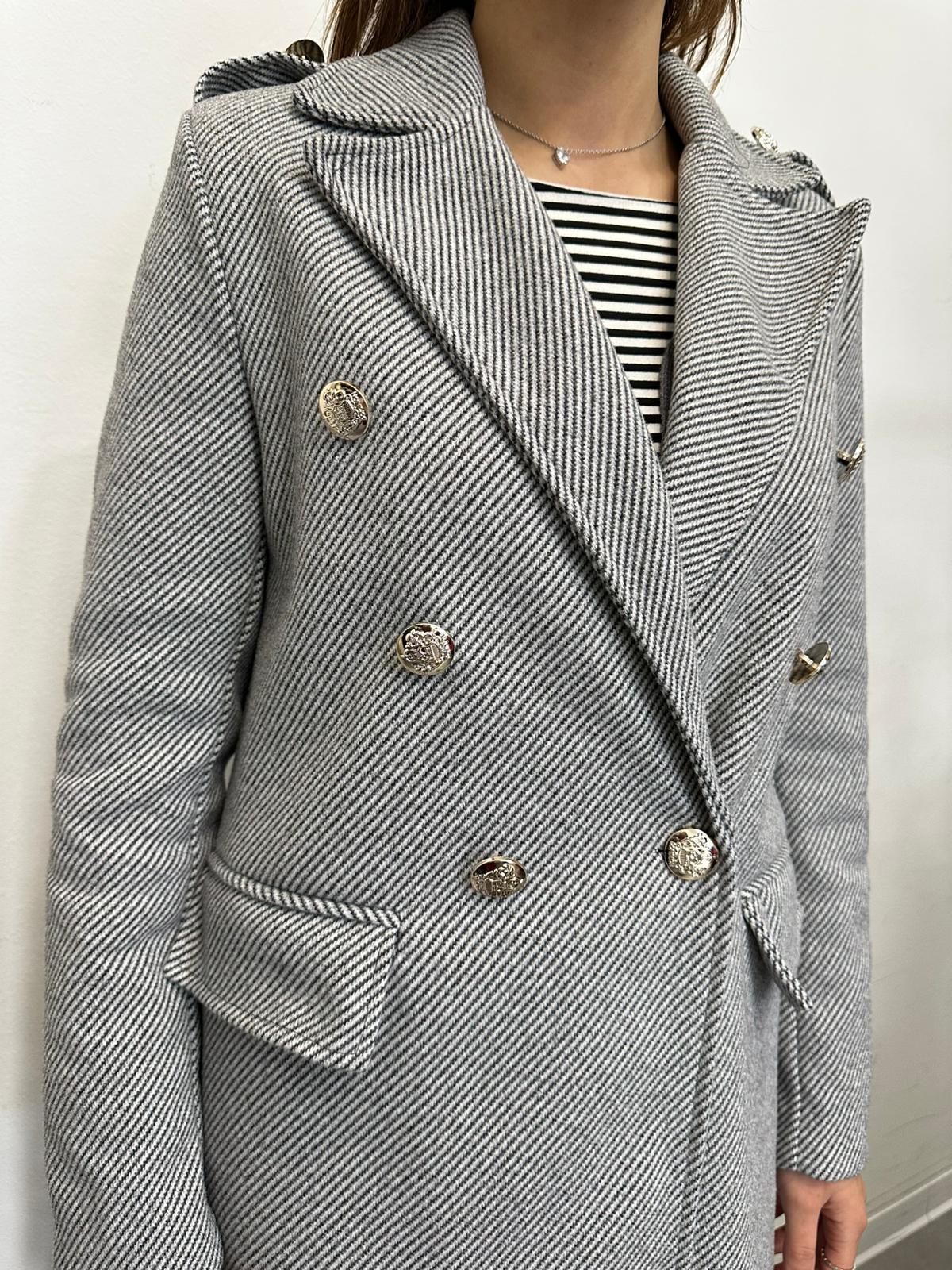 Cappotto Lungo Spigato con Bottoni