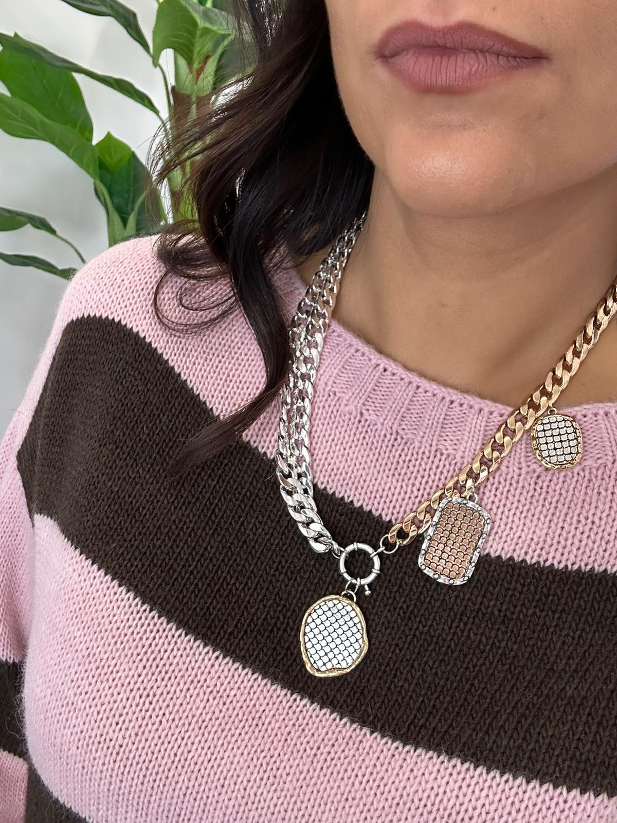 Collana con moschettone e ciondoli