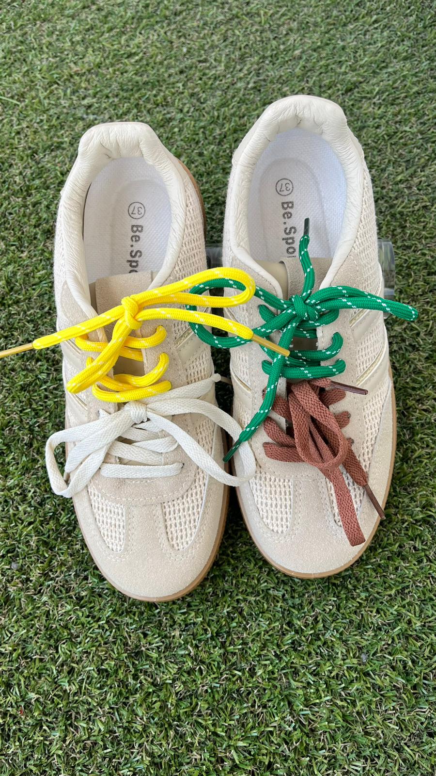 Sneakers con lacci colorati