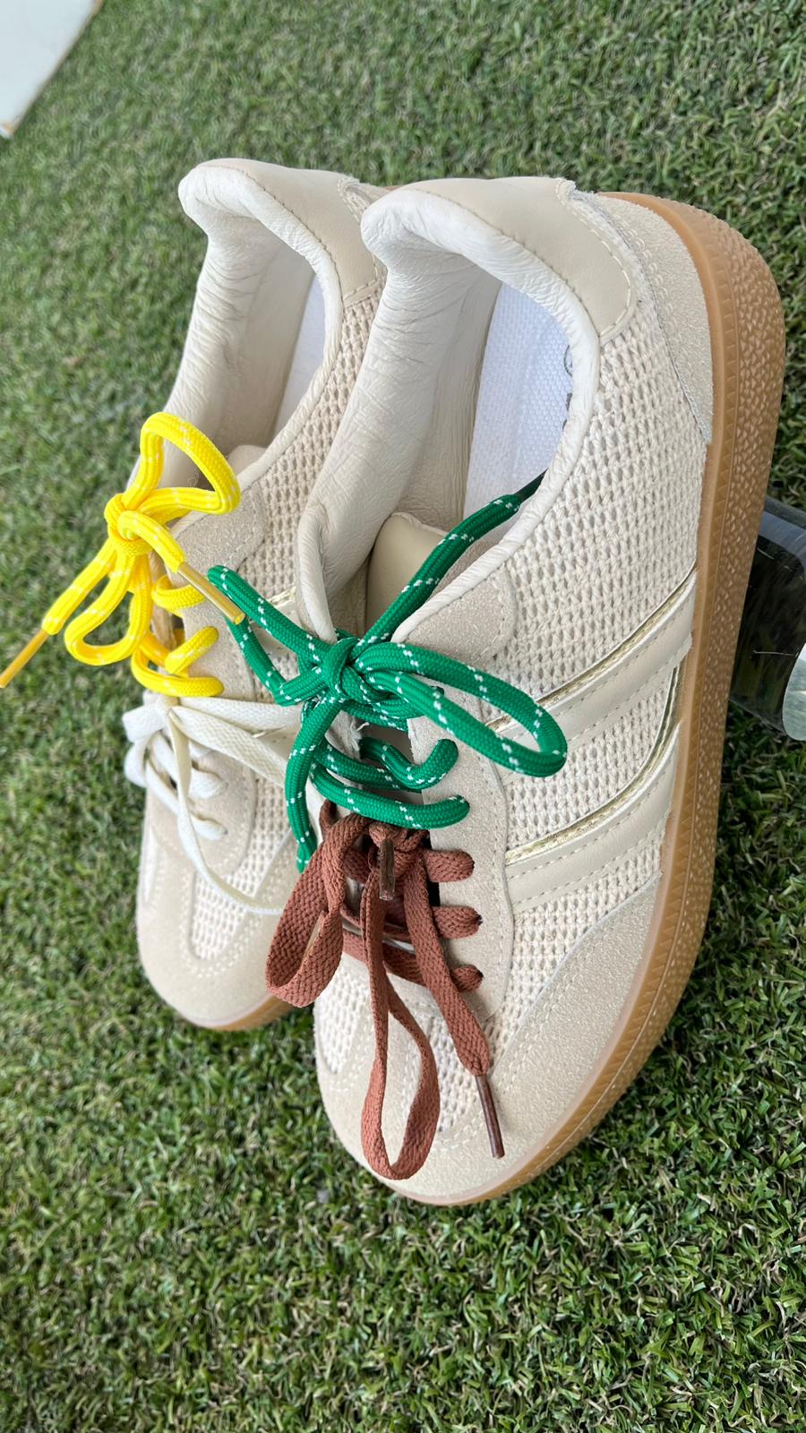 Sneakers con lacci colorati