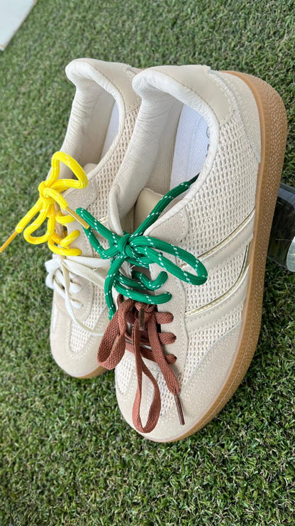 Sneakers con lacci colorati